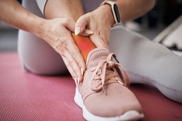 Spor Salonunda Kadın Bacak Ayak Bileği Ağrıları Egzersiz Eğitimi Tıbbi — Stok fotoğraf