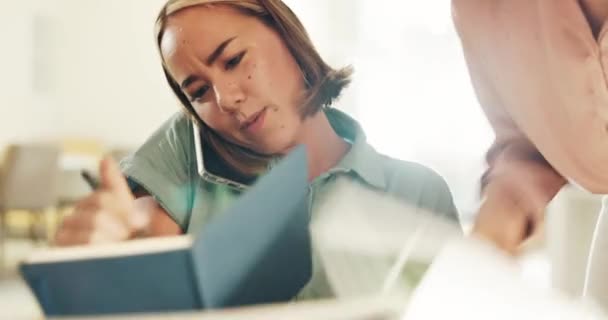 Bisnis Wanita Dan Multitasking Dengan Stres Panggilan Telepon Dan Bekerja — Stok Video