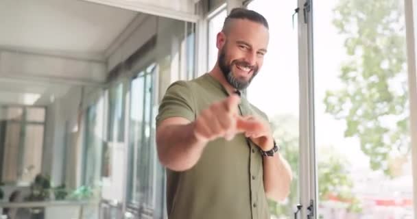 Byznysmen Šťastný Portrét Ukazující Výběr Při Chůzi Úřadu Úsměvem Pro — Stock video