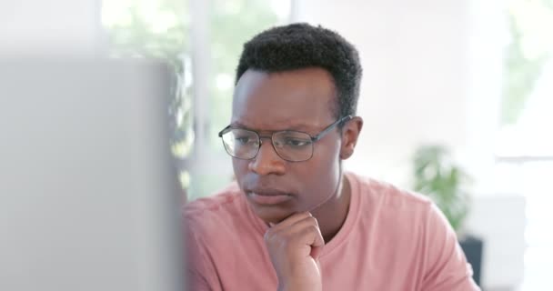 Thinking Idea Black Man Computer Solution 404 Programming Glitch Erp — 图库视频影像