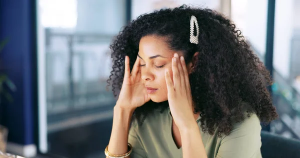 Cansada Massagem Mulher Negra Escritório Com Dor Cabeça Pensando Estresse — Fotografia de Stock