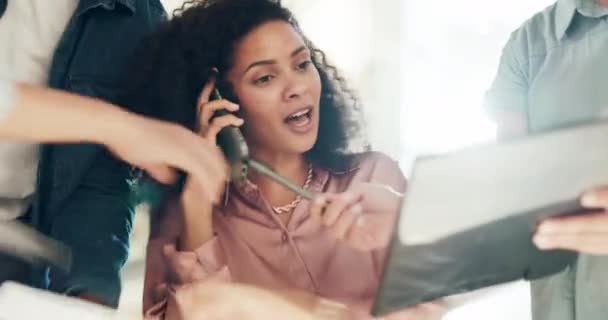 Stres Kaosu Ofis Ekibinde Çalışan Siyah Kadın Menajer Telefon Görüşmesi — Stok video