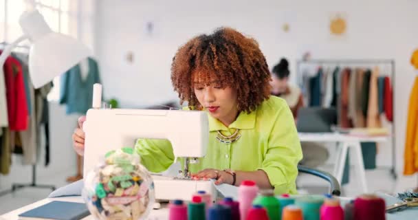 Designer Fashion Black Woman Sewing Machine Creative Fabric Creation Production — Vídeo de stock