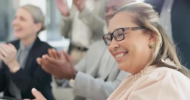 Bizneswoman Brawa Ludzie Konferencjach Spotkaniach Lub Warsztatach Świętujących Cele Sukces — Wideo stockowe
