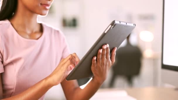 Office Tablet Scroll Женские Руки Работают Над Фейковым Обзором Социальных — стоковое видео