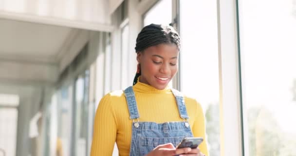 Student Window Black Woman Smartphone Social Media Walking Connection African — 图库视频影像