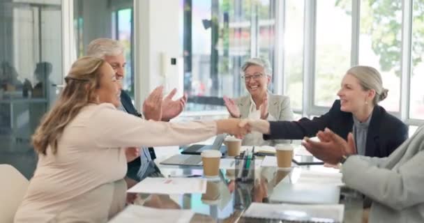 Handshake Partnership Applause Business People Office Celebrate Merger Deal B2B — 비디오