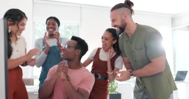 Ganador Aplauso Hombre Negro Feliz Con Éxito Celebración Los Objetivos — Vídeo de stock