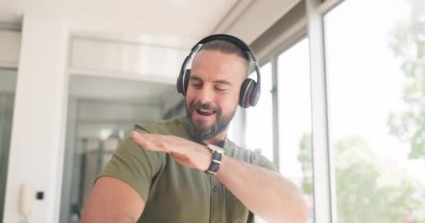 Dance Headphones Business Man Office Walking Energy Happy Attitude Positive — Vídeo de stock