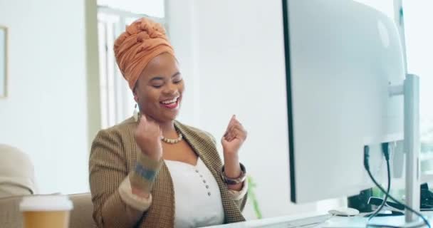 Чернокожая Женщина Праздник Бизнес Компьютер Сотрудницы Выигрышными Веб Результатами Счастливый — стоковое видео