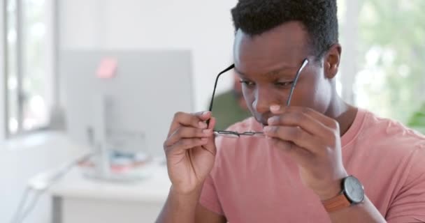 Office Reading Glasses Black Man Working 404 Programming Glitch Erp — Stock Video