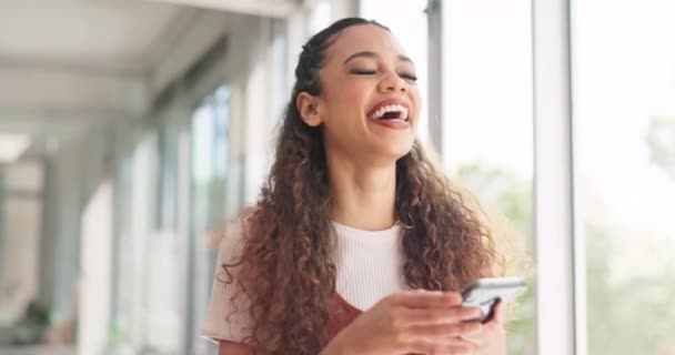 Окно Женщина Смартфон Печатания Счастливые Связи Социальных Сетей Общения Ходьбы — стоковое видео