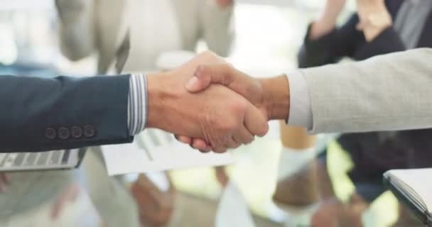 Taps Partneri Kézfogás Hivatalban Lévő Üzletemberek Hogy Megünnepeljék Fúziós Megállapodást — Stock videók