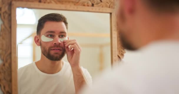 Skincare Mirror Reflection Man Eye Mask Aging Healthcare Dermatology Beauty — Αρχείο Βίντεο