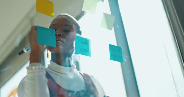 Thinking Brainstorming Black Woman Writing Notes Glass Wall Creative Startup — Vídeos de Stock