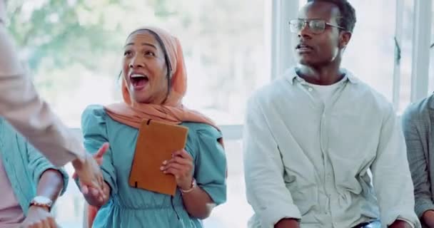 インタビュー 幸せなまたはオンボーディングキューで興奮笑顔でお祝いと女性 イスラム教徒と握手 イスラム教徒の専門家は 職場での仕事 キャリアや目標の募集で祝うと成功 — ストック動画