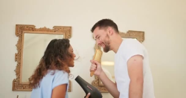 Amor Felicidad Pareja Cantando Baño Con Cepillo Secador Pelo Diversión — Vídeo de stock