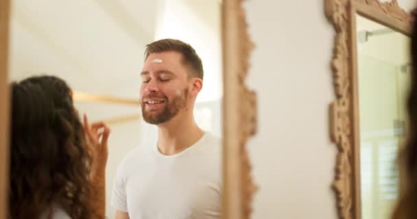 Face Cream Skin Happy Couple Home Bathroom While Mirror Together — Wideo stockowe