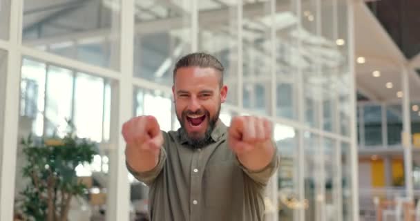 Деловой Человек Большие Пальцы Вверх Успешный Портрет Время Прогулки Офисе — стоковое видео