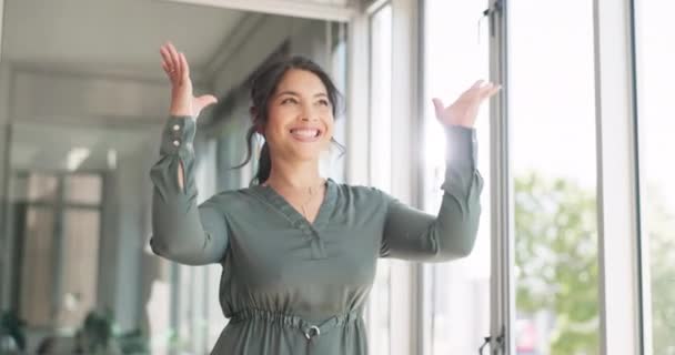 Mujer Creativa Negocios Sonríe Lanza Papeles Celebración Victoria Logro Caminando — Vídeos de Stock