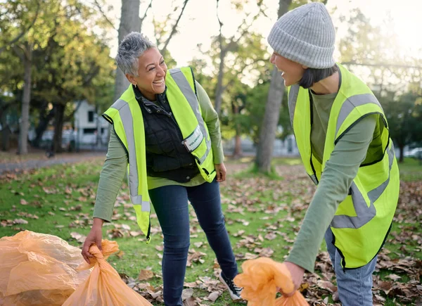 Εθελοντές Χαρούμενες Γυναίκες Και Κοινωνική Εργασία Ενώ Καθαρίζετε Πάρκο Σακούλα — Φωτογραφία Αρχείου