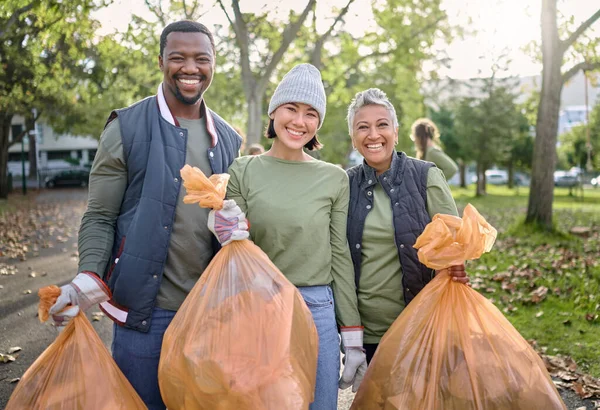 Volunteer Men Women Cleaning Park Community Service Plastic Garbage Bag — Foto de Stock