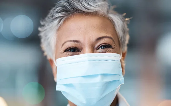 Mulher Sênior Máscara Facial Saúde Com Covid Segurança Contra Vírus — Fotografia de Stock