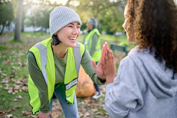 High Five Volunteer Woman Child Cleaning Garbage Pollution Waste Product — Stock Photo, Image