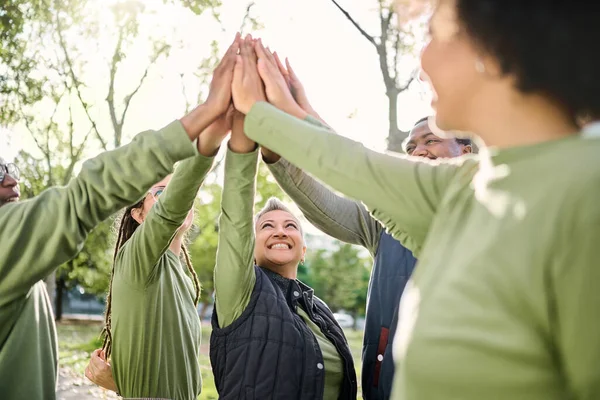 High Five Nature People Hands Team Building Wellness Retreat Community — Stockfoto
