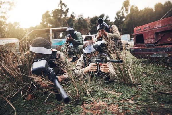 ペイントボール チームは銃で楽しい フィットネス 極端なスポーツのために試合をプレイします 屋外の戦場でゲームのための練習や訓練の軍隊 武器や軍の人々のグループ — ストック写真