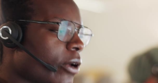 Tele Pazarlama Siyahi Adam Yüzü Teknik Destek Için Danışmanlık Çağrı — Stok video