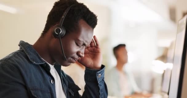 Call Center Black Man Headache Computer Stress Burnout Desktop Crisis — ストック動画