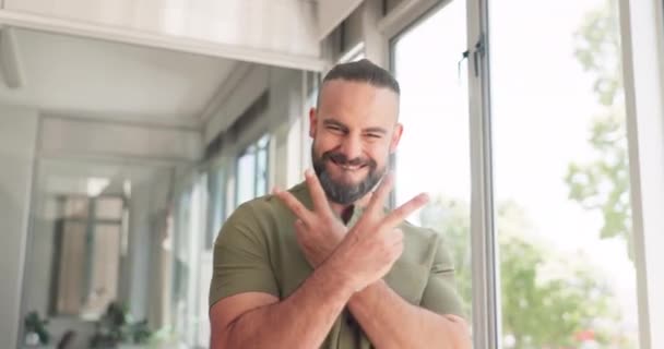 Paz Feliz Retrato Homem Negócios Caminhando Com Sorriso Animado Realização — Vídeo de Stock