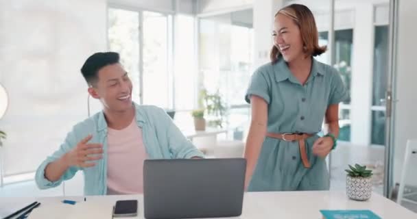 Affärer Man Och Kvinna Med Handslag Laptop Och Firande För — Stockvideo