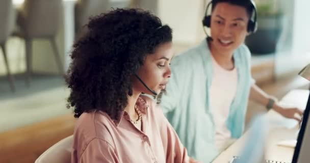 Call Center Team Helping Computer Telemarketing Office Business People Consulting — Stockvideo