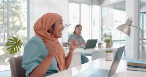 Νικητής Laptop Και Ενθουσιασμένος Μια Γυναίκα Μουσουλμάνα Επιχειρηματίας Εορτασμό Ενώ — Αρχείο Βίντεο