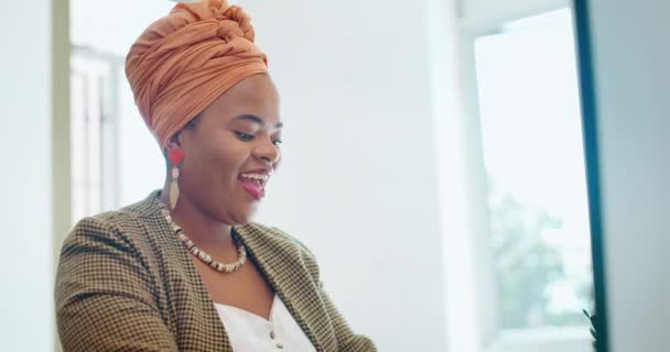 Black Woman Computer Fist Celebration Office Success Promotion Winning Desk — Vídeos de Stock