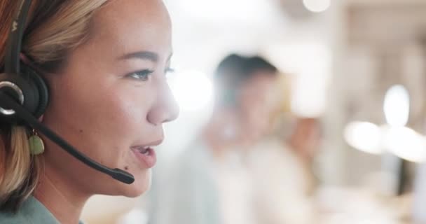 电话推销 亚洲脸和妇女咨询技术支持 呼叫中心或Crm 销售代理 顾问和办公室技术服务台 用于在线电信 问题和网络解决方案 — 图库视频影像