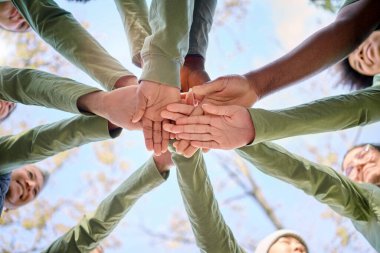 Takım çalışması, işbirliği ve ekip oluşturmak için el ele tutuşan insanların düşük açısı. Motivasyon, dayanışma ve kadın grupları birlik, birlik veya topluluk, destek veya işbirliği için bir araya gelirler