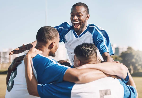 Futbol Kutlama Erkekler Bir Sahada Takım Çalışması Ile Spor Müsabakası — Stok fotoğraf