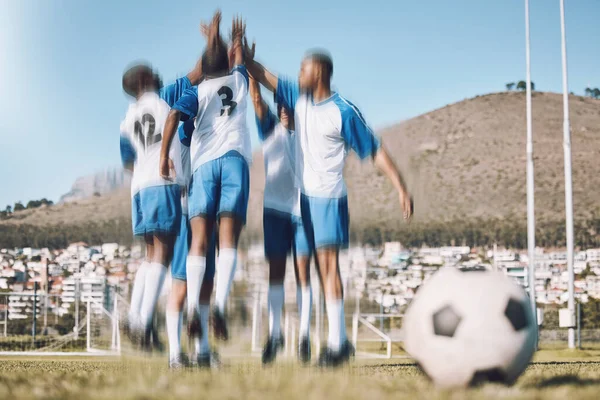 Futbolcular Beşlik Çakarlar Erkekler Spor Müsabakalarında Maçlarda Kazanmayı Sahada Takım — Stok fotoğraf