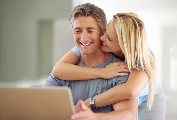 Enjoying Wireless Life Happy Mature Couple Using Laptop Home —  Fotos de Stock
