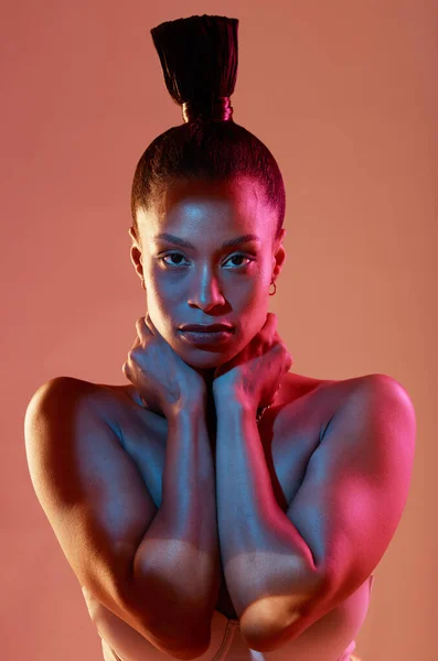 Portret Włosy Kalejdoskop Modelką Czarną Kobietą Studiu Neonowym Tle Dla — Zdjęcie stockowe