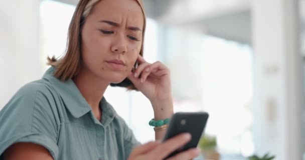 Mulher Confusa Pensante Negócios Telefone Para Notícias Mídia Social Conteúdo — Vídeo de Stock