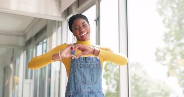 Señal Ventana Cara Corazón Mujer Negra Paz Solidaridad Por Igualdad — Vídeos de Stock