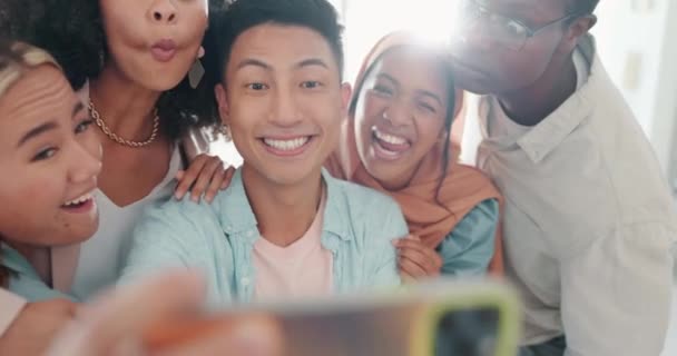 Selfie Αστείο Πρόσωπο Και Φίλοι Μια Επιχειρηματική Ομάδα Ποζάρουν Μαζί — Αρχείο Βίντεο