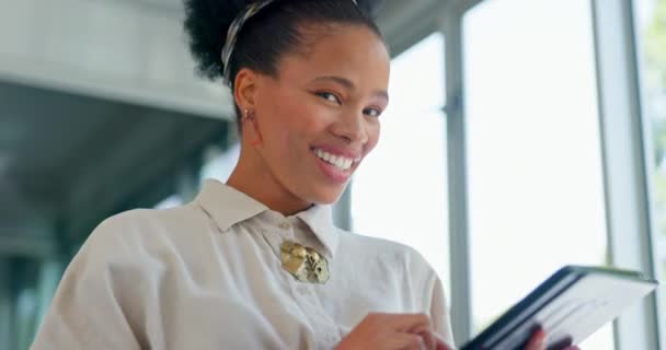 Pointing Smile Tablet Black Woman Office Planning Email Social Media — Vídeo de Stock
