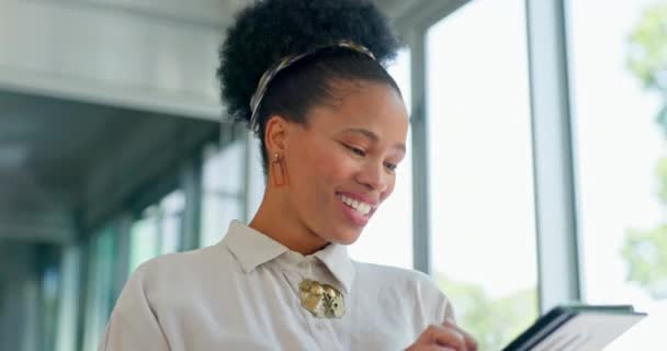 Happy Wink Tablet Business Woman Office Planning Email Social Media — Vídeo de Stock
