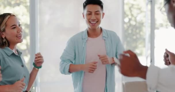 Tanzen Lächeln Und Geschäftsleute Haben Spaß Bei Der Arbeit Feiern — Stockvideo