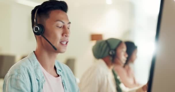 Call Center Asian Man Consulting Computer Customer Advisory Telemarketing Crm — Video Stock